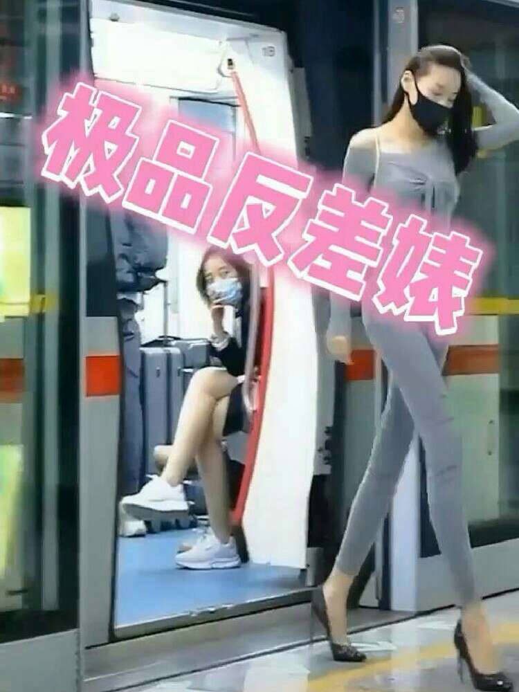 极品反差婊，黑丝大长腿，双洞齐插，骚