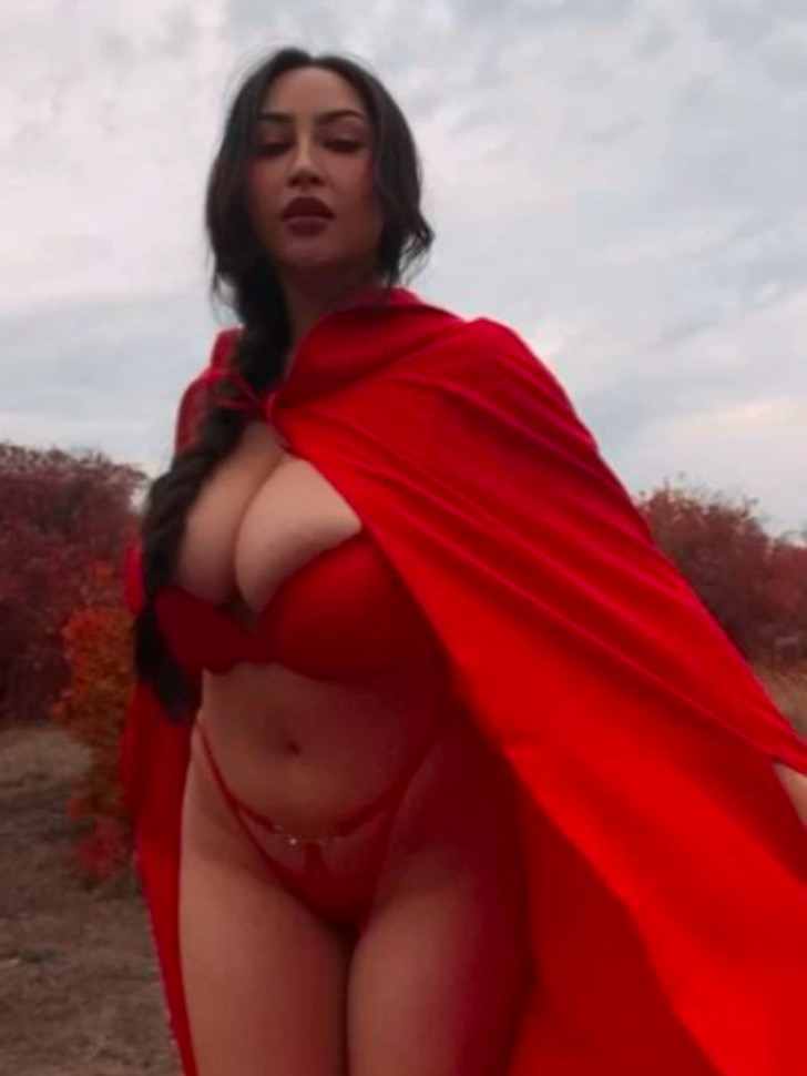 红袍巨乳女神户外展现极品身材