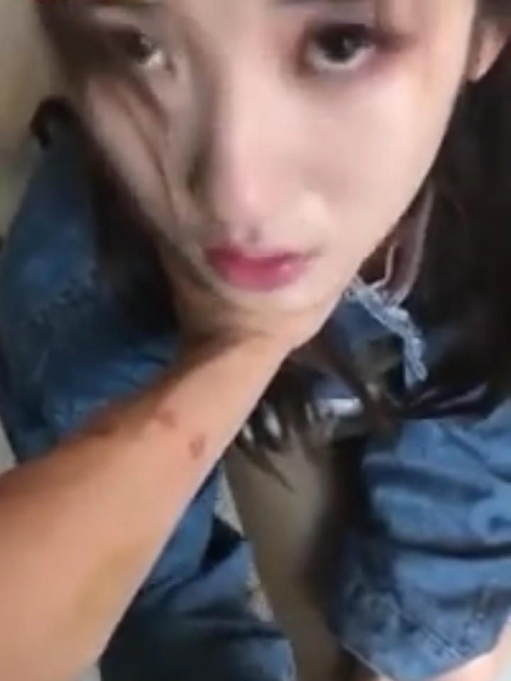 楚楚可怜的小萝莉被掐着脖子撸鸡吧