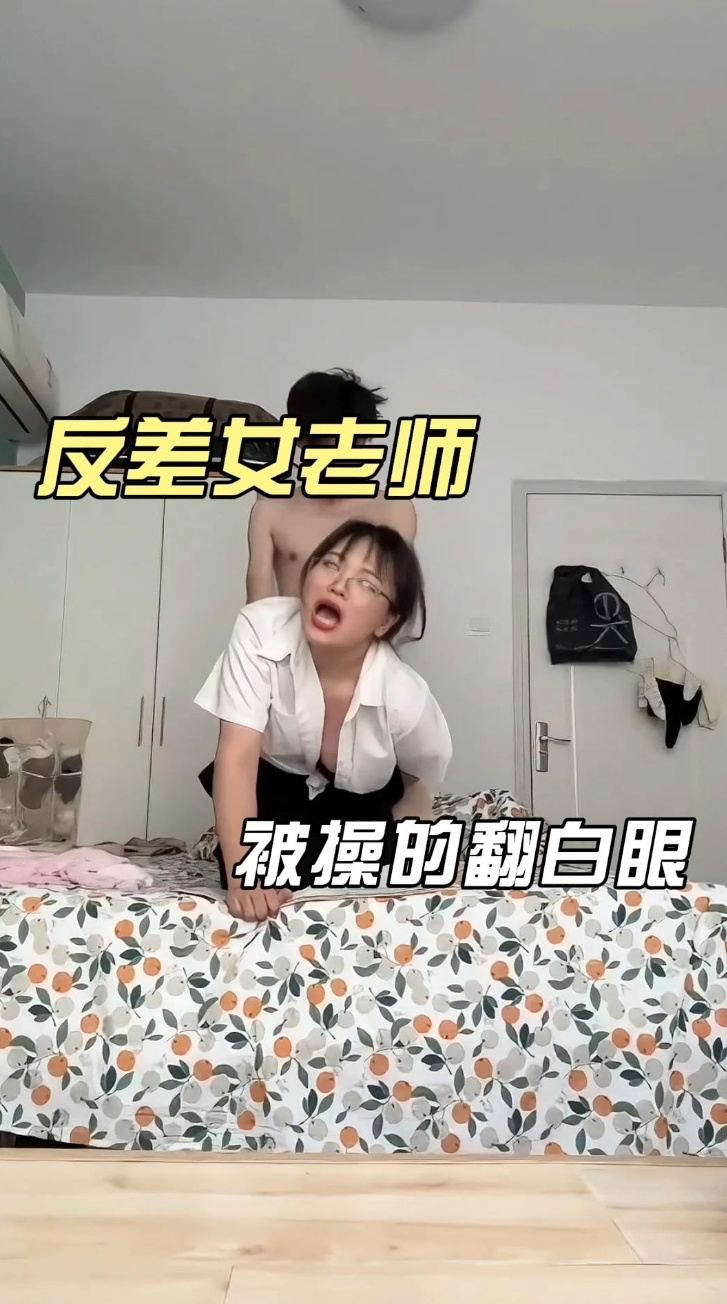 反差女老师和男友做爱视频流出，清纯的外貌，骚浪的内心，被男友抓着头发操到翻白眼，骑在男友身上，一边扭动屁股，一边摸着男友蛋蛋，被操的伸着舌头，表情太骚了