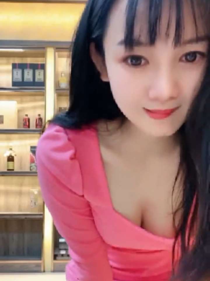 酒水专卖店老板娘来表演潮吹