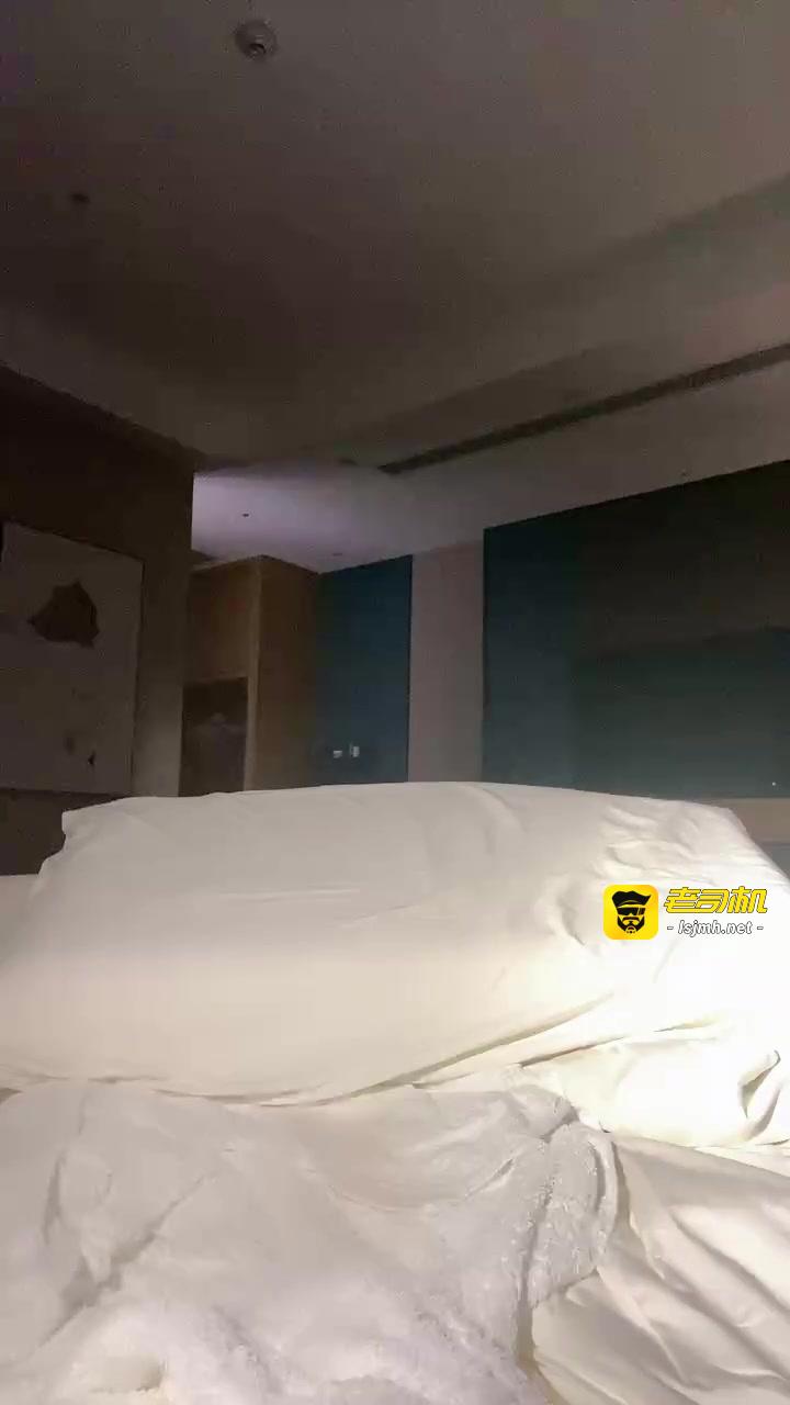【这样口都不硬?你废了吧】开水洗逼女主被烫到跳起来,口交男主一直硬不起来,只能用道具插到爽 预览截图 10