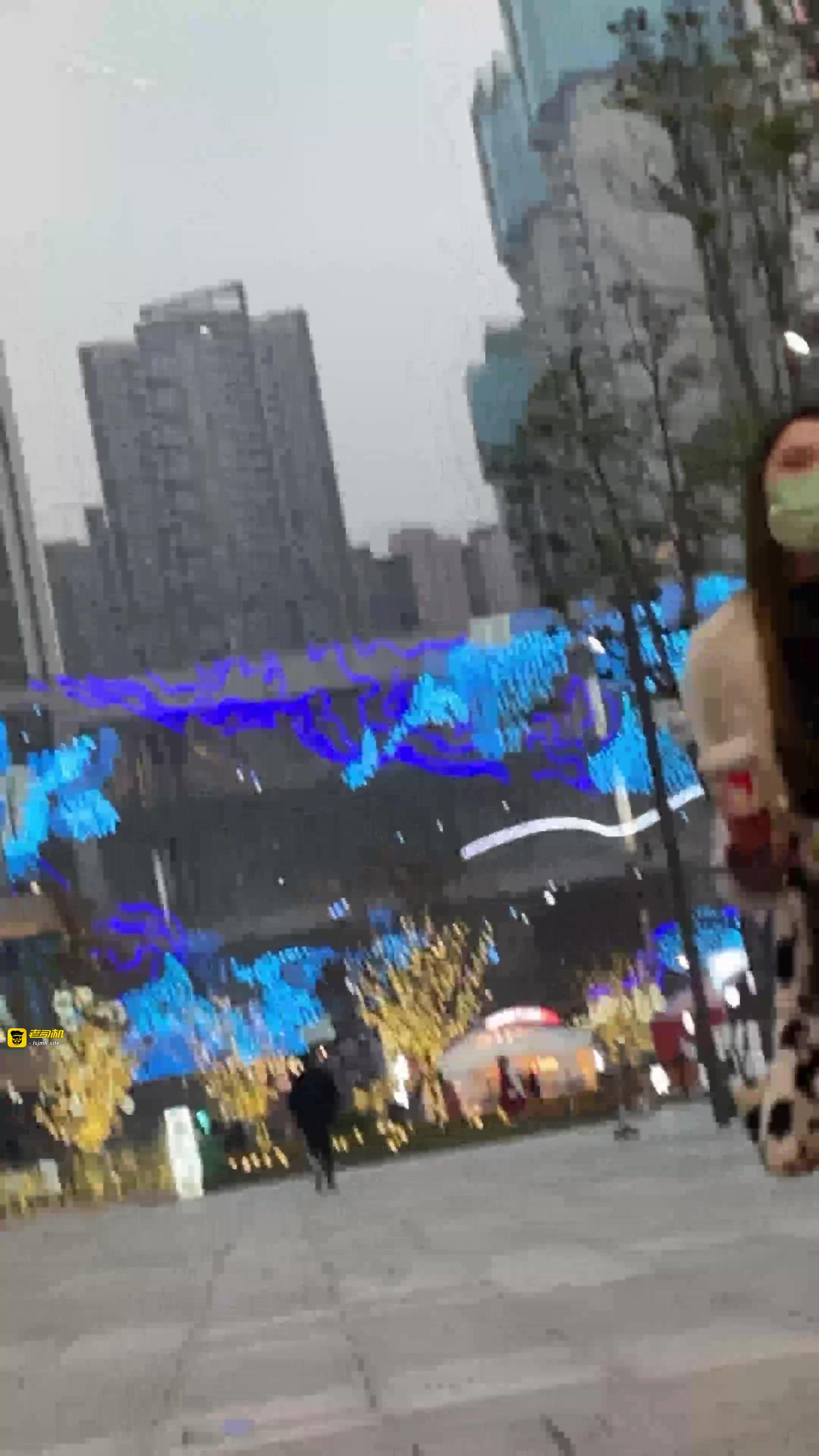 偷拍y2k少女逛街裙底走光 预览截图 5