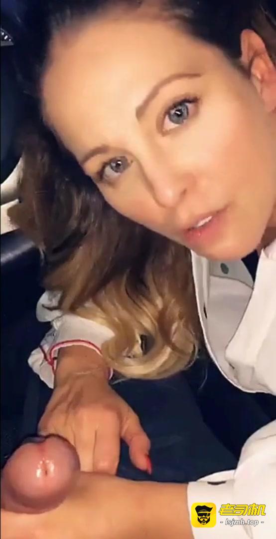 Cherie DeVille - 在车里拍下色情的口交 预览截图 11