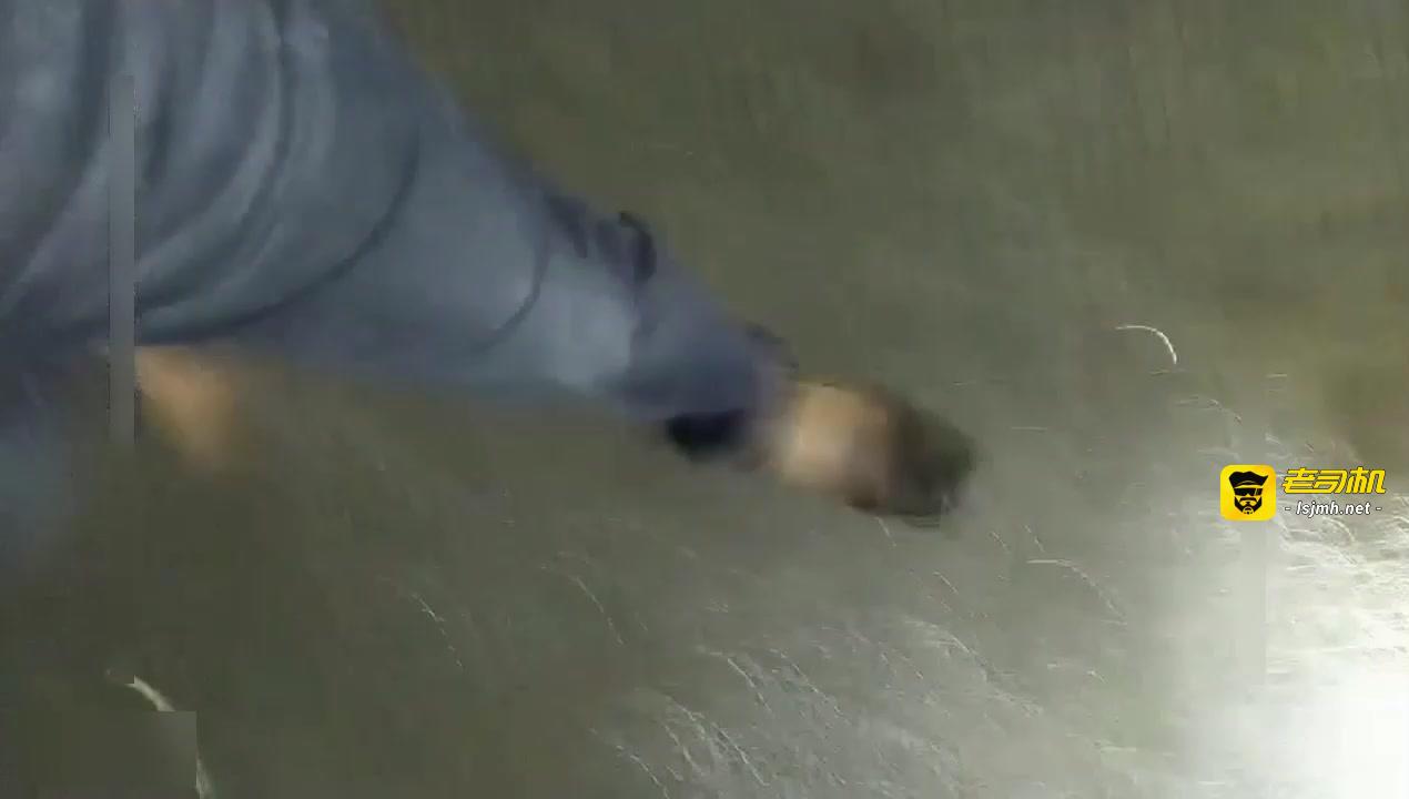 【寻欢按摩店】撩妹大神重金忽悠漂亮小少妇,掰开逼让粉丝看清楚,粉嫩多汁,站立插入骚逼打桩机后入勐顶。 预览截图 12