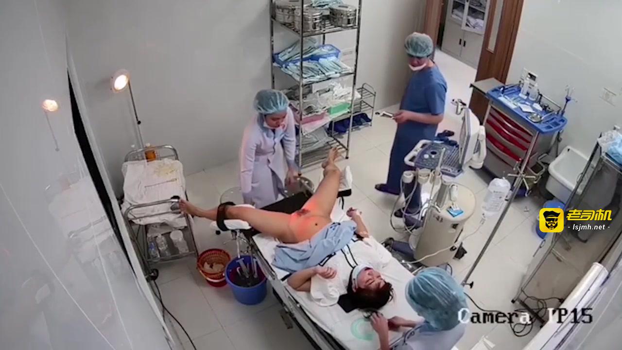 【妇科监控偷拍】碰到来做人流的美女,男医生赶紧凑过来看她的B长的啥样 预览截图 4