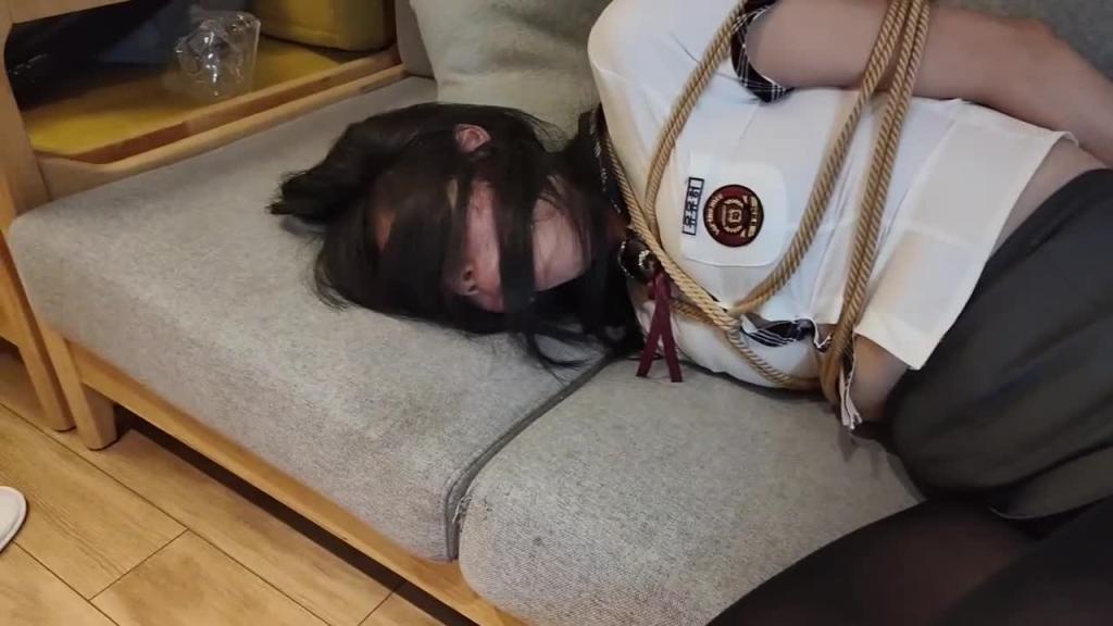 【深海里的猫】珂珂韩国学生服厚黑丝捆绑挣扎 预览截图 2
