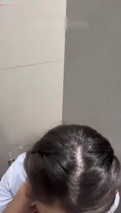 偷看高颜值女神上厕所,反被勾引 预览截图 4