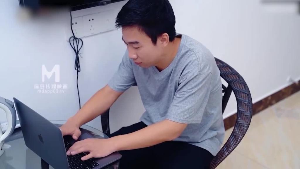 麻豆 淫荡的新邻居难以按耐的赤裸挑逗 预览截图 2