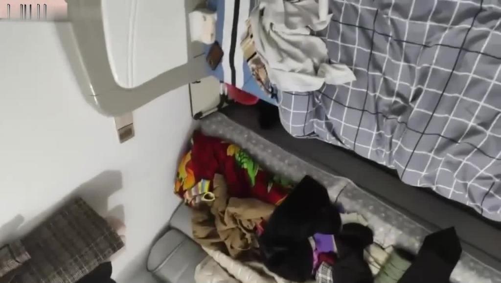 【家庭乱伦】跟岳母做爱的时候媳妇打来电话一直问在干什么. 预览截图 12
