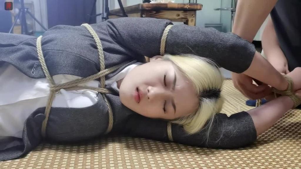 金发小美女羽灵,OL黑丝奴系列 预览截图 7