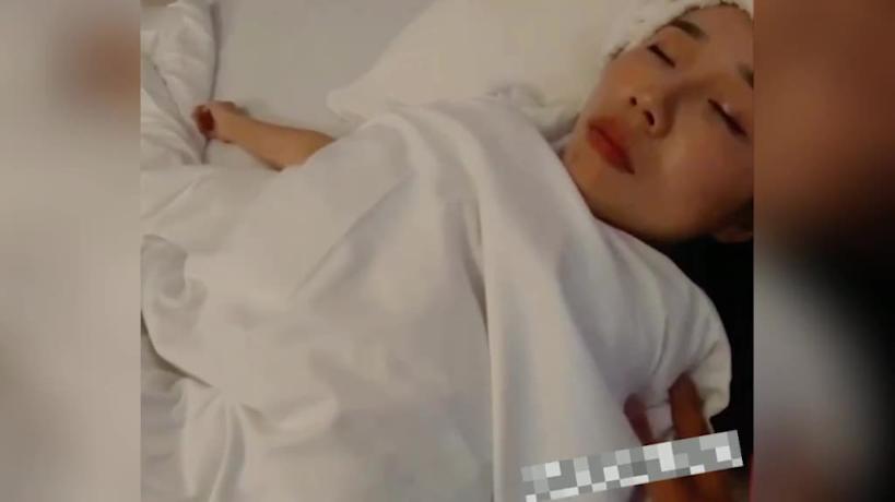 【姐弟乱伦】大半夜姐姐发高烧叫我送药忍不住上了她 预览截图 3
