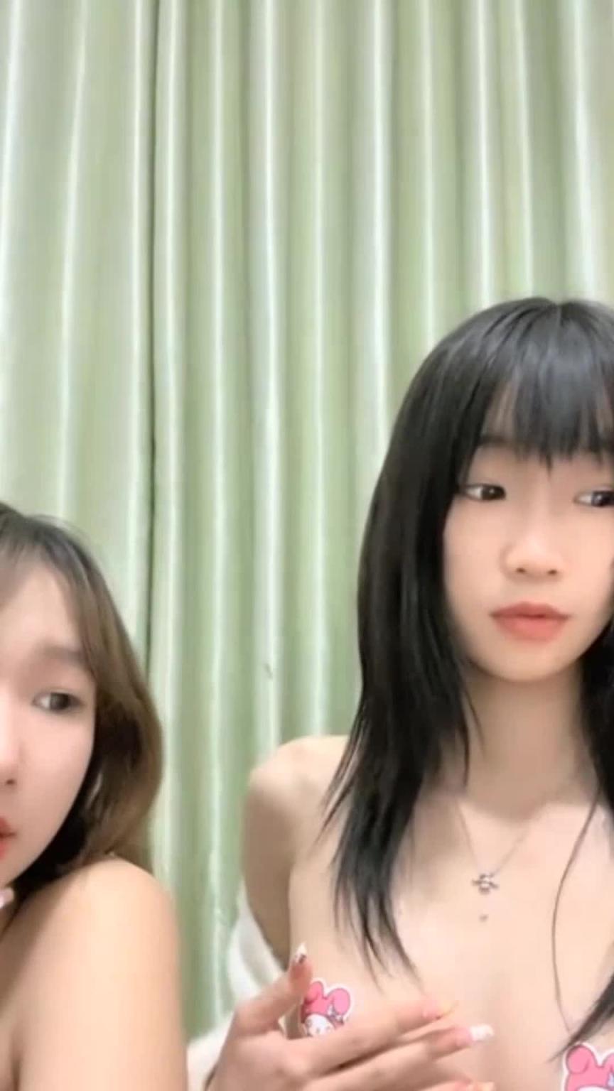 超粉嫩的女同小姐妹 预览截图 11
