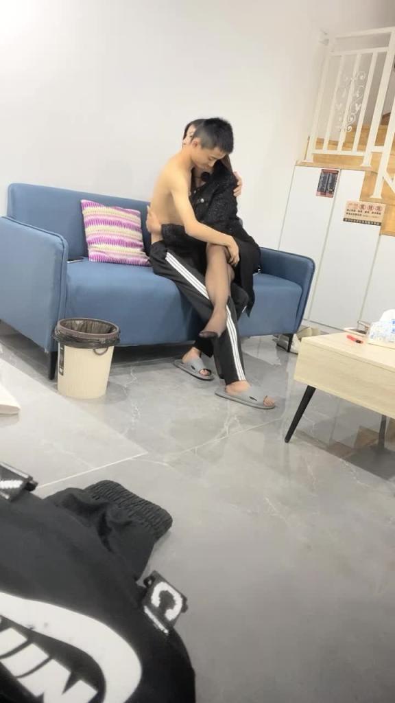 【小马拉大车】气质尤物美乳御姐,黑丝开档丝袜,身材真是极品,小哥各种姿势发泄兽欲,被操的嗷嗷乱叫 预览截图 1