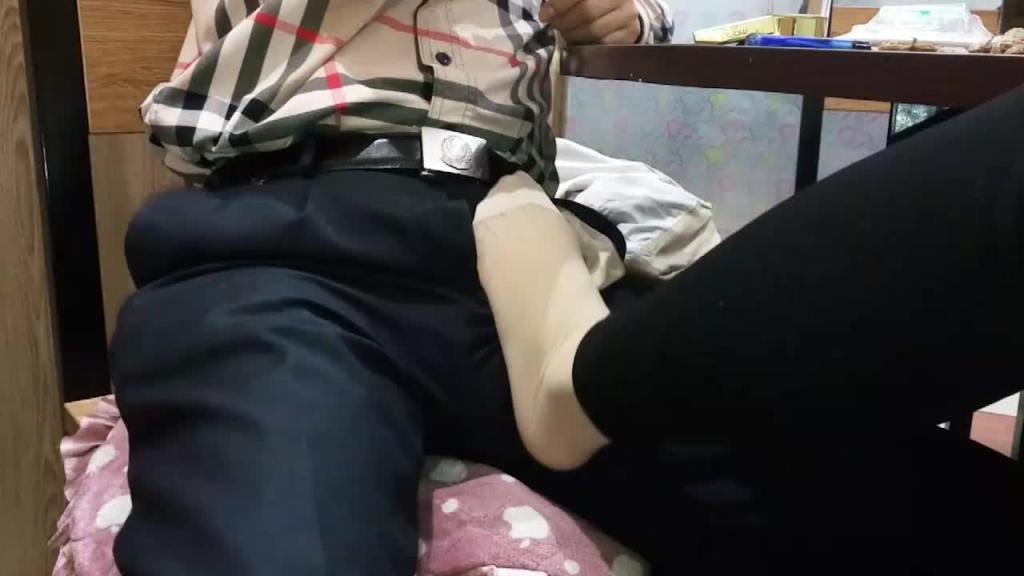 ♥足交♥户外夜市摊桌子底下足交,非常刺激 预览截图 5