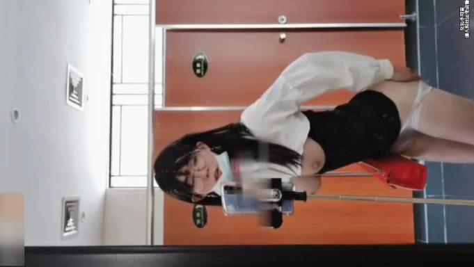 淫荡伪娘母狗女厕人前露出，让老奶奶帮忙拔肛塞② 预览截图 5