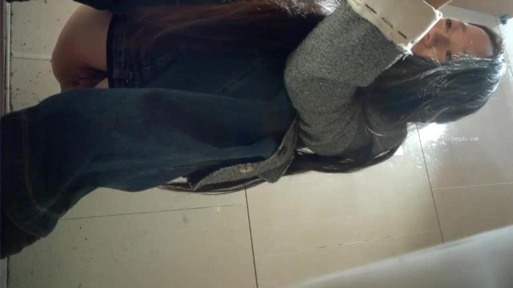 最新流出酒吧女厕前景高清偷拍小姐尿尿长靴眼镜美女准备擦逼 预览截图 9