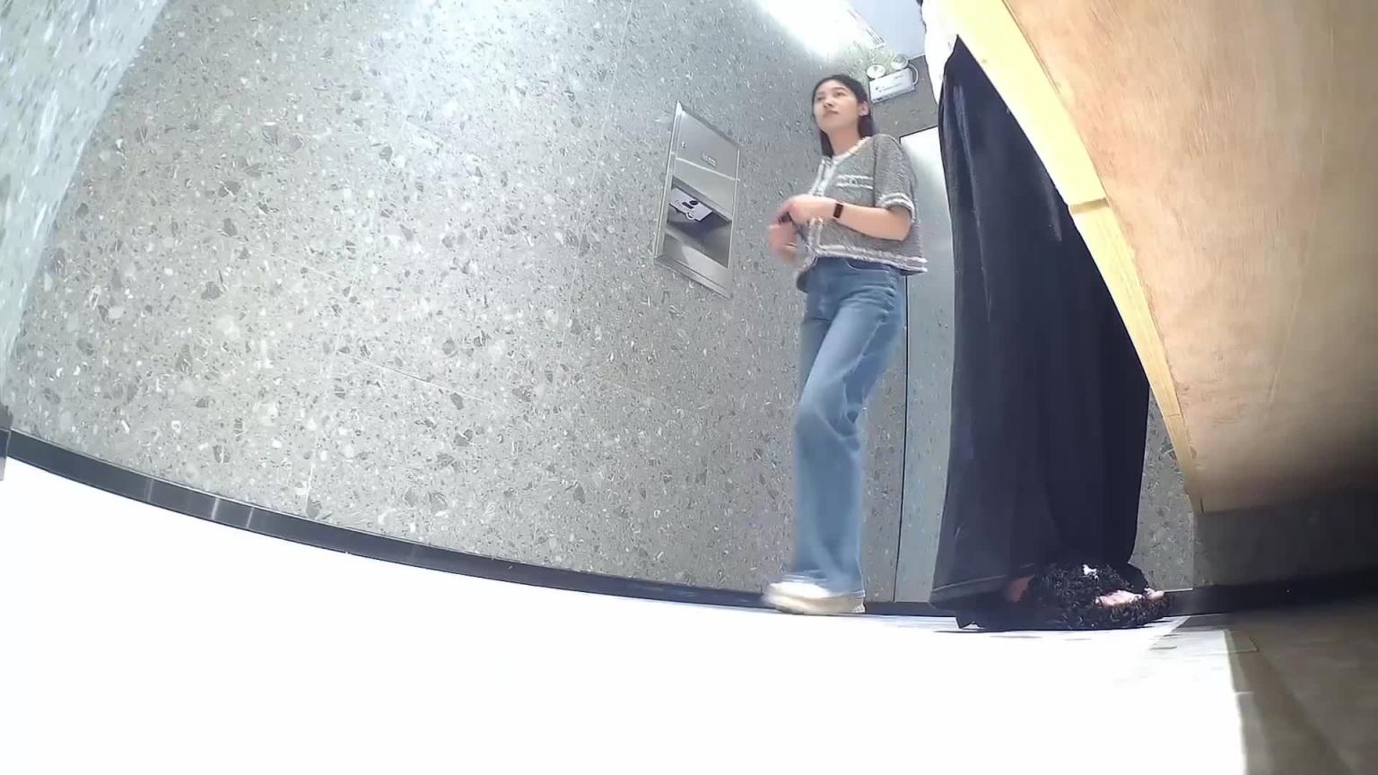 拍到鬼家运动鞋极品白虎美女跟毛毛鞋闺蜜上厕所 预览截图 3