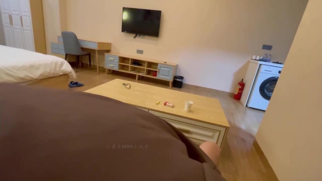 【校园约啪】周末勾搭白嫩女高做爱爆操射到肚子上 预览截图 3