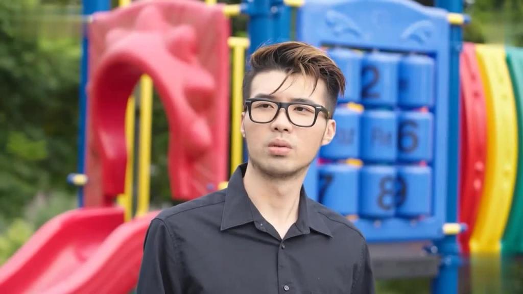 父母做生意破产,没钱上学,路上遇到恩师,帮忙度过难关,教师节报恩性服侍 预览截图 1