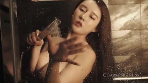 爆乳嫩模白一晗《爆挺の巨乳浴室风情》,奶子太大我眼花 预览截图 5