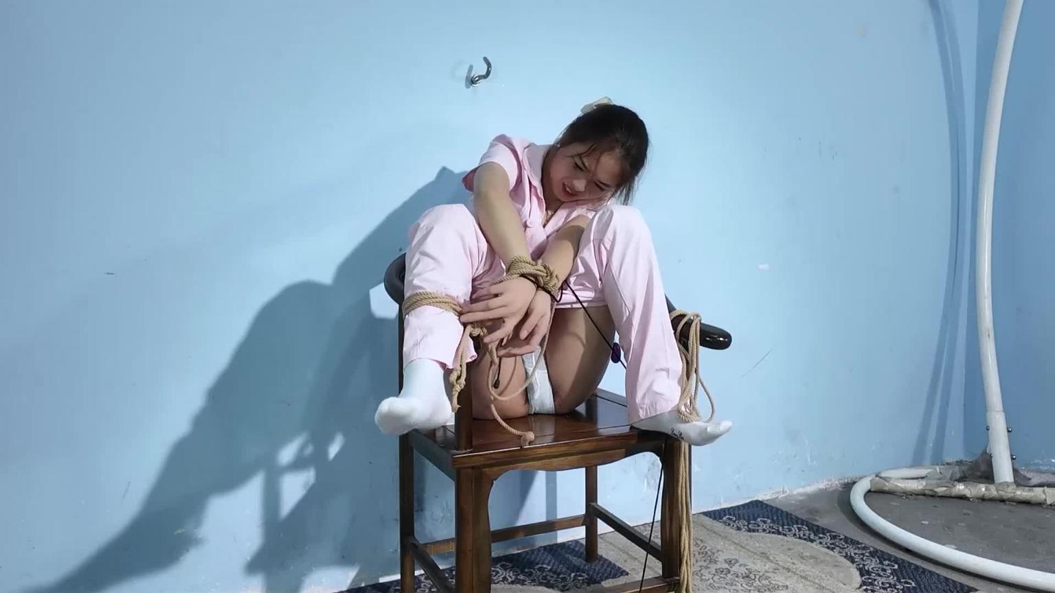 【樱束原创】《被绑小护士》工作一天的小护士回到家就躺床上睡着了歹徒偷摸进入房间都没听到!小护士被迷晕歹徒收刮完财务后起了色心将美丽的小护士绑在了椅子上准备好好享用一番 预览截图 12