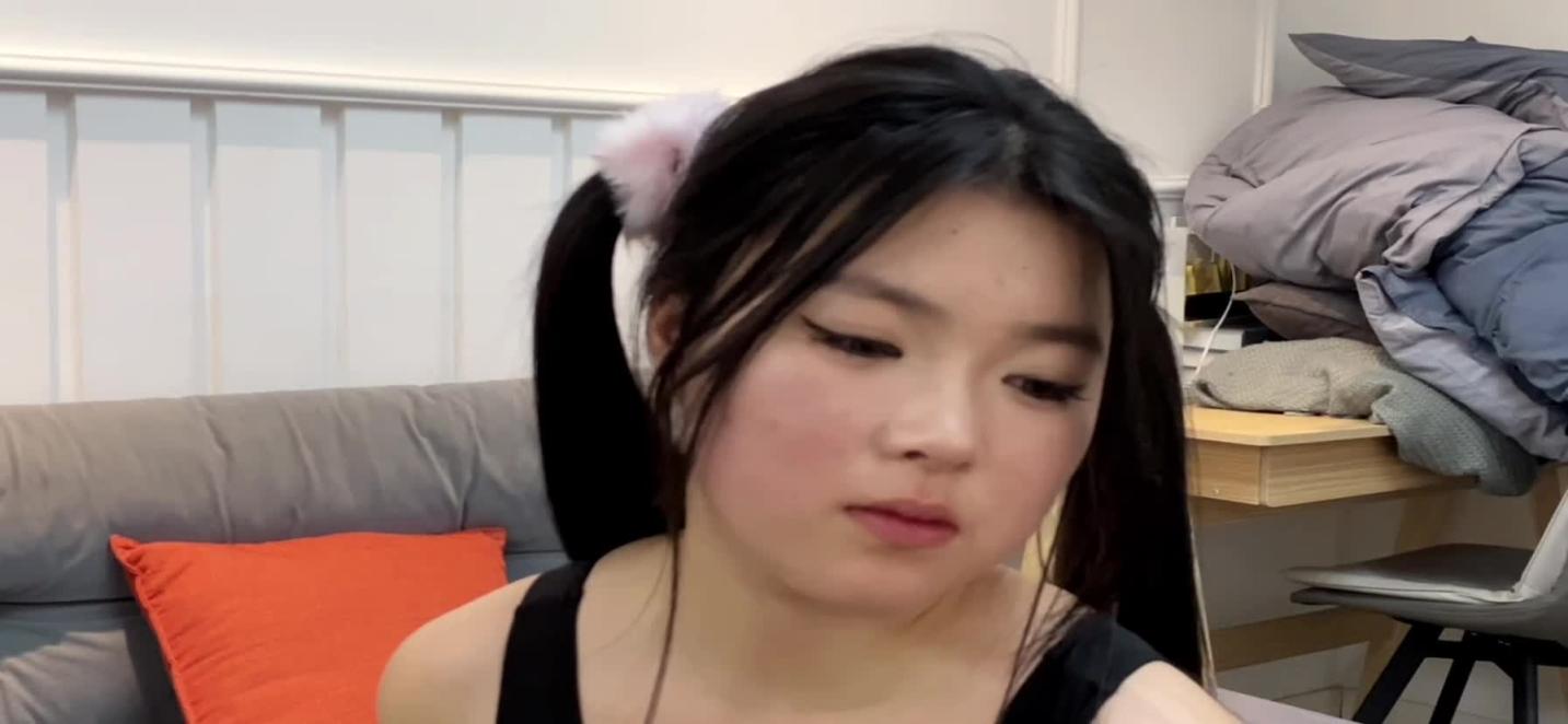 【默示录】黑丝与黑色胶带的半全包,小贝的挣扎能力很强,提早挣脱开,自己玩手机了 预览截图 5