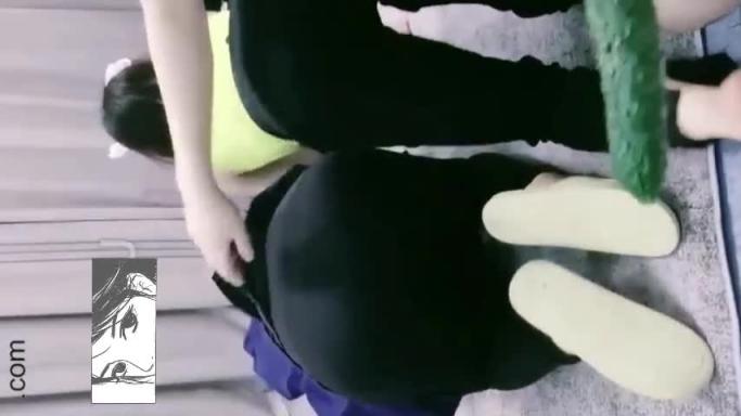 两姐妹品尝女神的丝袜脚. 预览截图 6