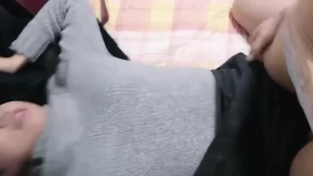 【姐姐乱伦】在家和姐姐乱伦,被小两岁的弟弟操得胡言乱语。 预览截图 9