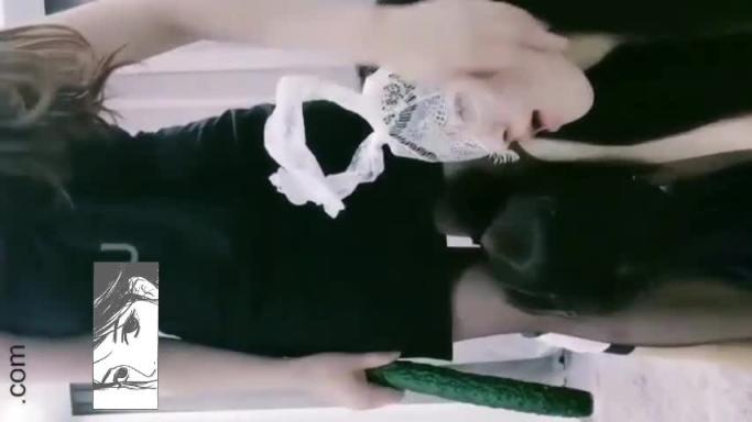 两姐妹品尝女神的丝袜脚. 预览截图 4