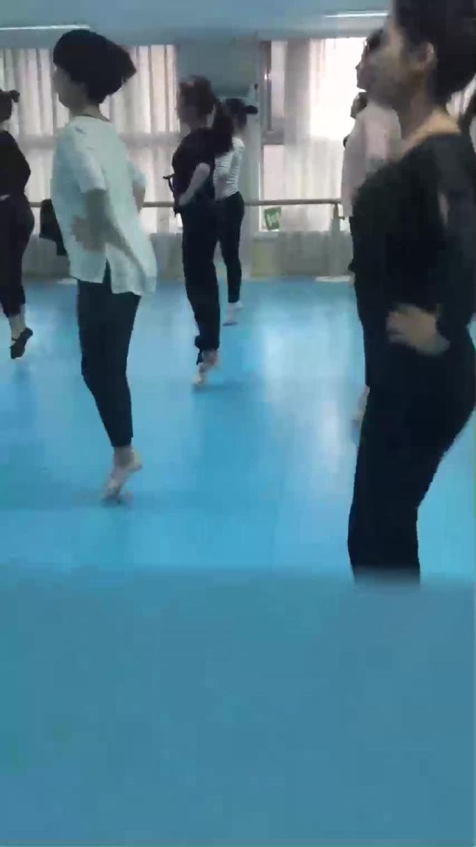 潜入舞蹈培训班_偷拍两位漂亮的女学员嘘嘘 预览截图 1