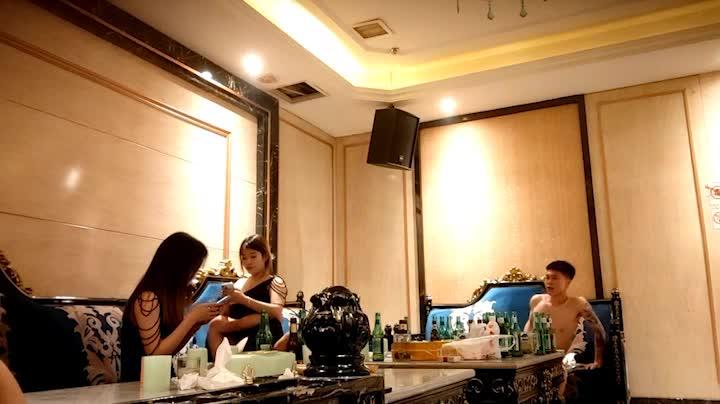 【夫妻交换】三对夫妻淫乱KTV,灯红酒绿,男男女女放下束缚 预览截图 5