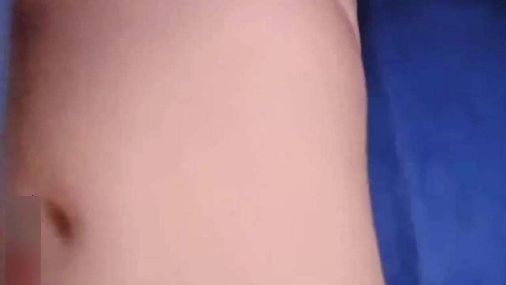 ①母子乱伦,趁爸爸和牌友打牌我悄悄的去妈房间求操逼 预览截图 3