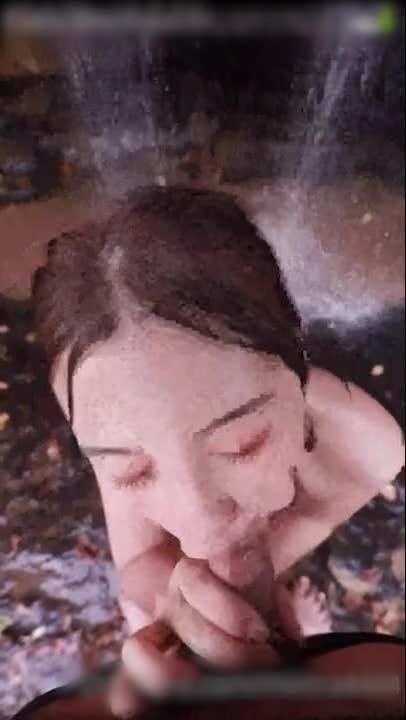 OF大神mintra444~和男友到静谧的郊外登山,玩水发现四下无人就想要咬一下 预览截图 6