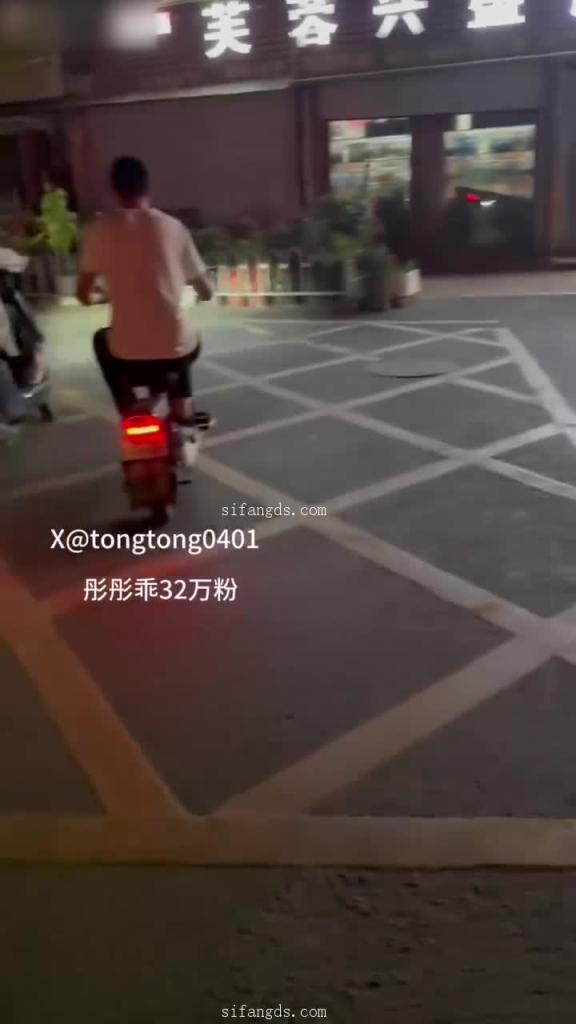 Michelle彤彤乖 性癖现在就是sm和路边露出吧 预览截图 1