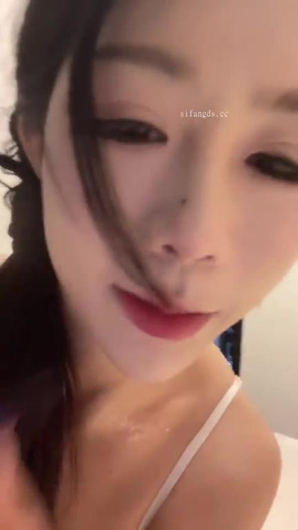 抖音漂亮女网红直播搔首弄姿 预览截图 4