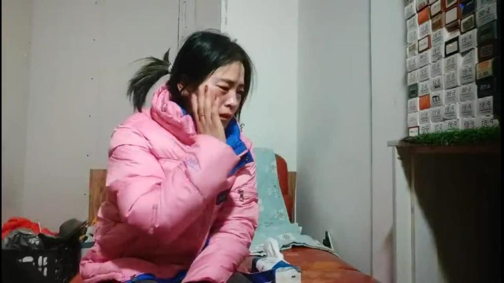 【大内密探探花】泡良高手,带良家回宿舍,喝酒聊天多哭了,推到要操逼,扣骚逼振动棒伺候,后入爆操大屁股 预览截图 4