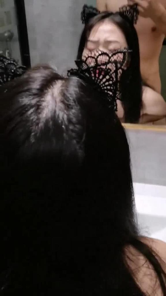 反差模特啪啪视频曝光,喜欢对着镜子做爱、深喉口交、从下往上舔JB,享受给快速抽插! 预览截图 2