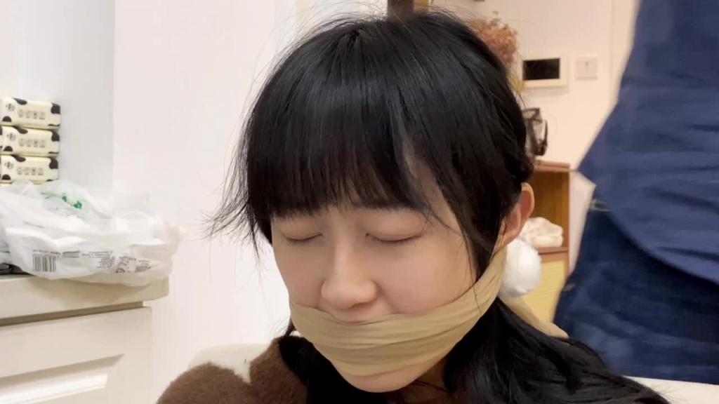 【默示录】【七七】肉色丝袜塞嘴,蒙眼睛+勒嘴+套头,驷马后继续丝袜封堵,挣扎的只能“呜呜呜”~ 预览截图 4