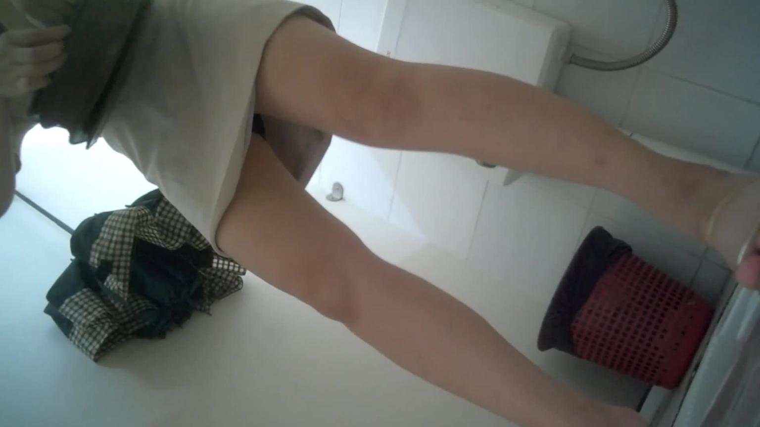 潜入商场厕所偷拍！高挑极品女神娇俏美女丰臀淫穴 预览截图 12