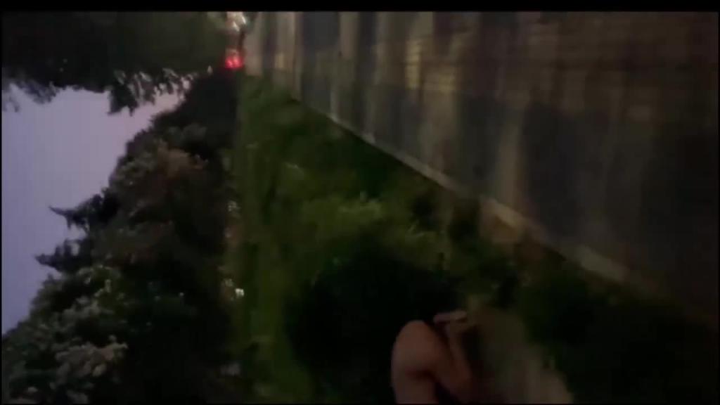 【真实户外】看似清纯的女学生喜欢玩露出 自慰给路人看满足自己的变态欲望! 预览截图 1