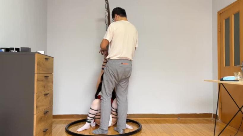 漂亮妹子圣诞装硬核挠痒双足同时tk,指铐+手铐麻绳 预览截图 2