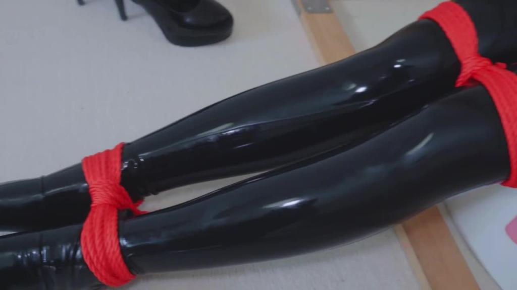 乳胶衣双马尾女郎红绳捆绑紧缚调教 预览截图 10