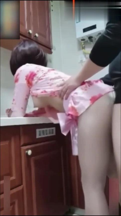 抖音音乐老师网红【韩帅】露脸做爱,和男友在网吧做爱,音乐室做爱厨房。 预览截图 10