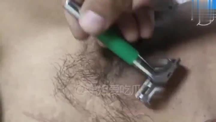 妈妈的黑肥逼一览无遗!儿子插几下差点秒射!赶紧拿出自慰棒! 预览截图 4