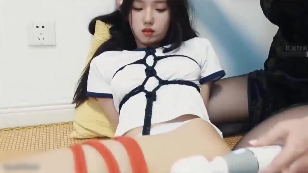 神仙颜值清纯萌妹子灵灵,首次捆绑TJ,捆绑挣扎,超紧股绳,被大姐姐用棒棒玩到全身抽搐, 预览截图 3