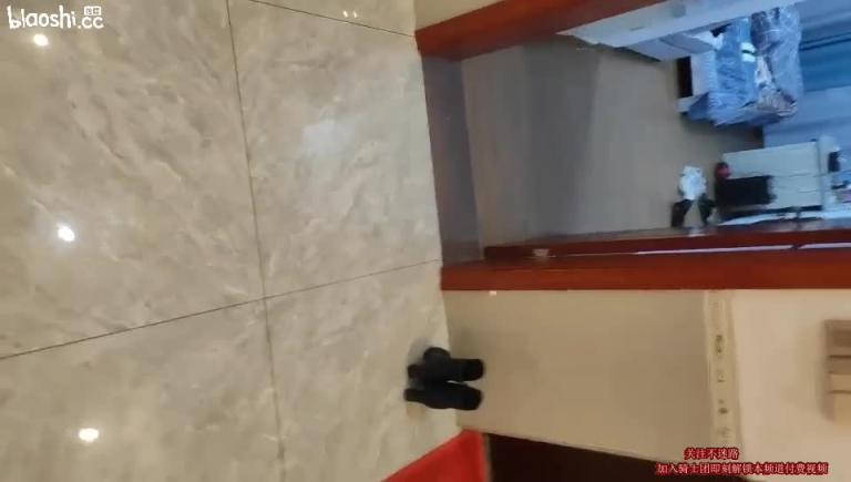 乱伦丈母娘,媳妇一直打电话问在哪,殊不知在操她妈妈1/3 预览截图 1