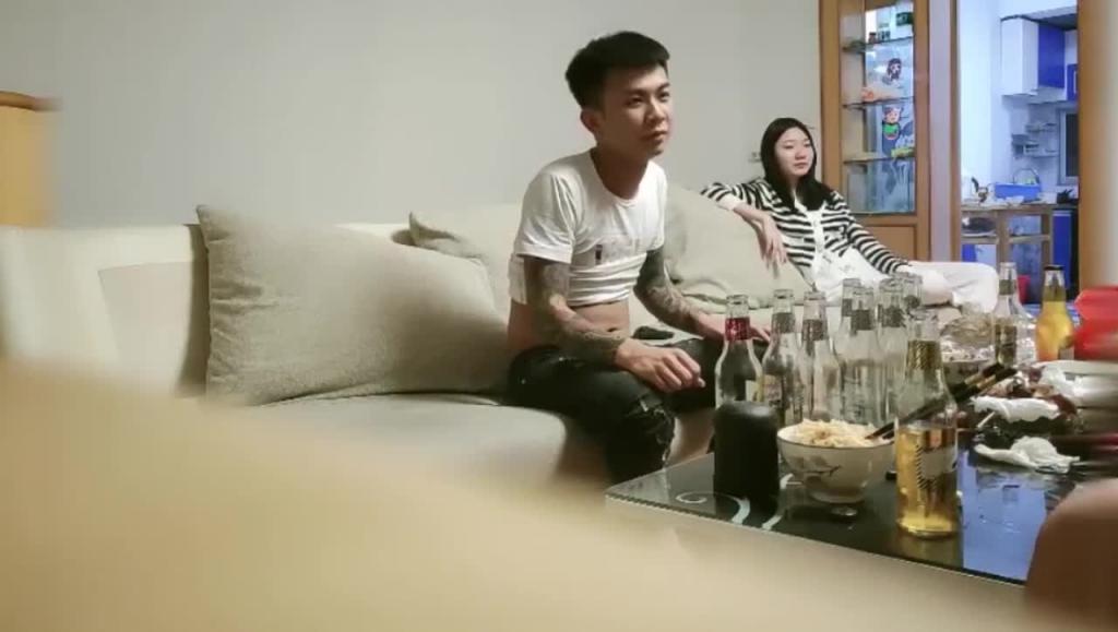 绿帽换妻互玩在房间里操完自己老婆再出去把朋友老婆换进来玩3 预览截图 3