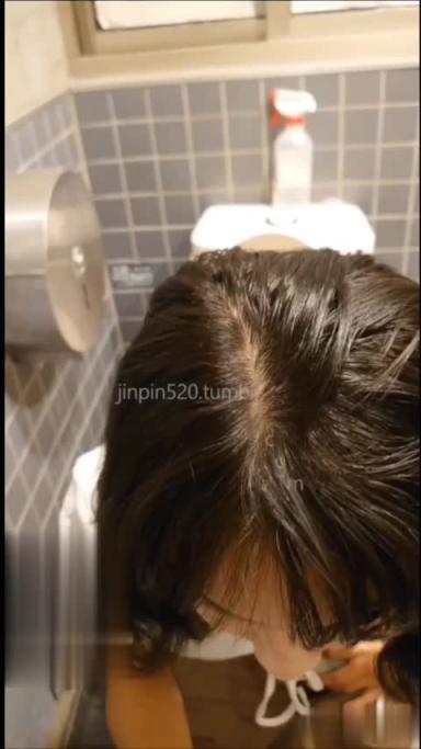 厕拍大神大胆拍摄各类极品气质美鲍，发现小姐姐在厕所扣洗骚穴 预览截图 6