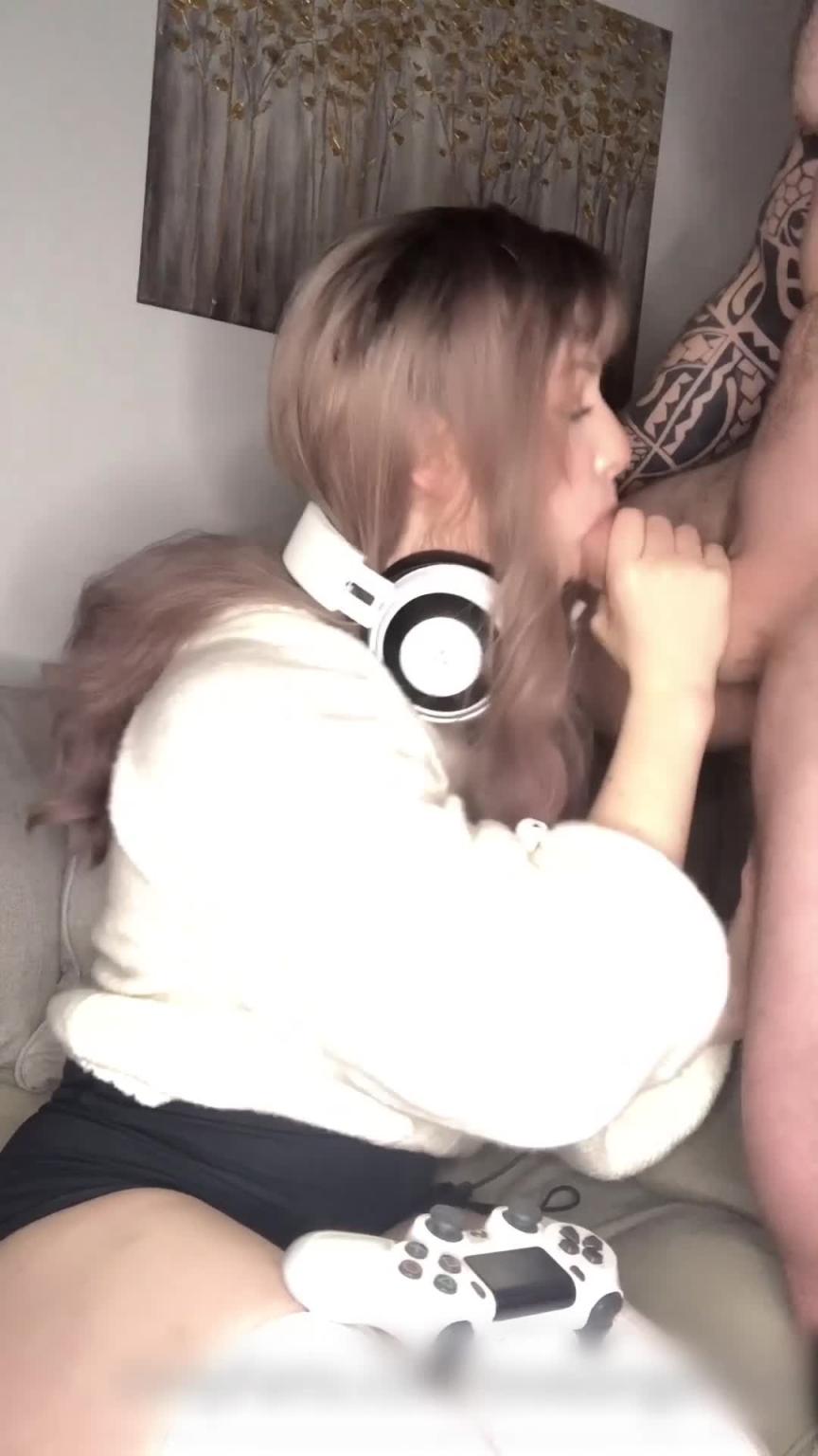 LoveAngelicax 甜美电玩洋妞看见大肉棒还是停下了游戏 预览截图 1